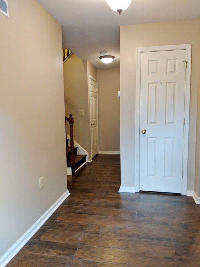 Foto del edificio - Beautiful 3 bedroom 2.5 bathroom END Unit ...