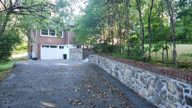 Building Photo - Elegant Multi-Level Brick Residence with O...