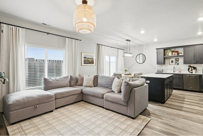 Building Photo - 1547 W Pyrite Ln