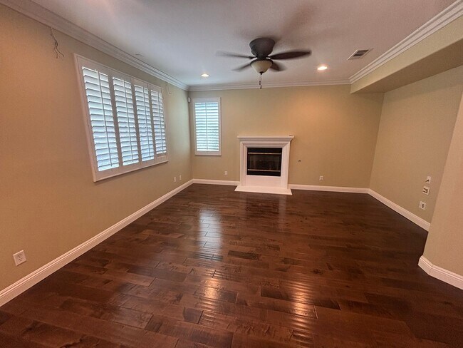 Foto del edificio - Spacious 4-Bedroom Home with Community Ame...