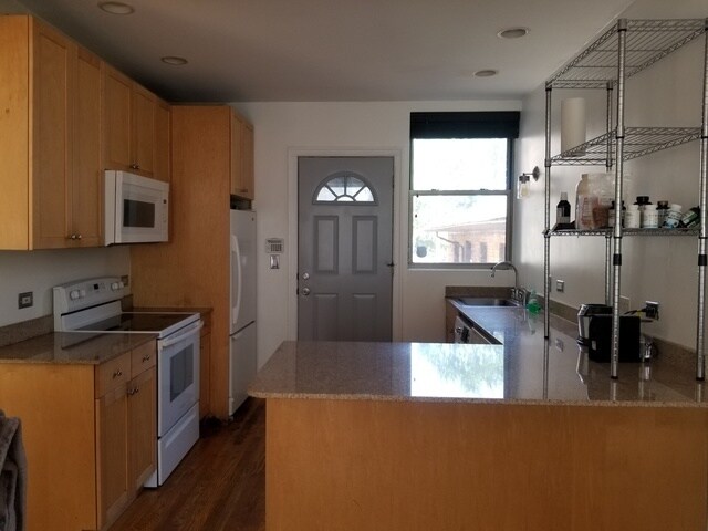 Building Photo - 2016 W Greenleaf Ave