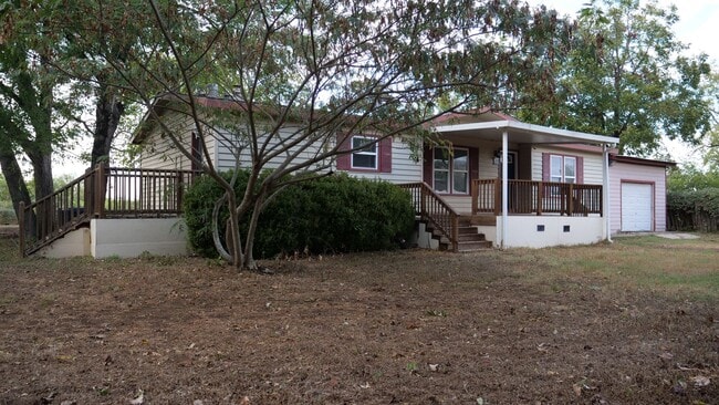 Building Photo - Spacious Rural Retreat