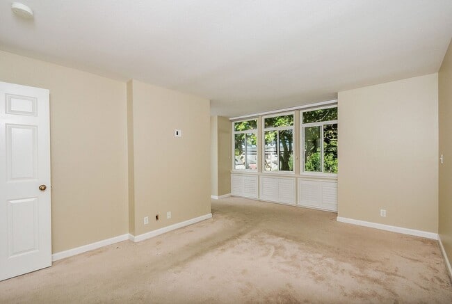 Building Photo - 821 Laurel Ave