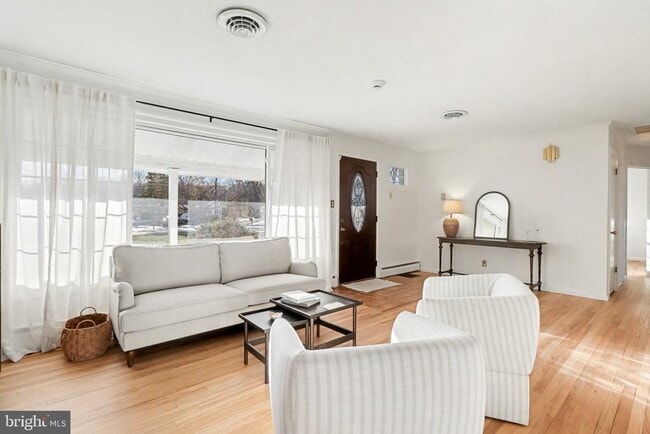 Building Photo - 8 Midland Ct