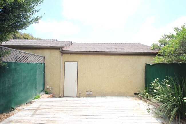 Foto del edificio - Coming Soon – Charming 3-Bedroom Townhome ...