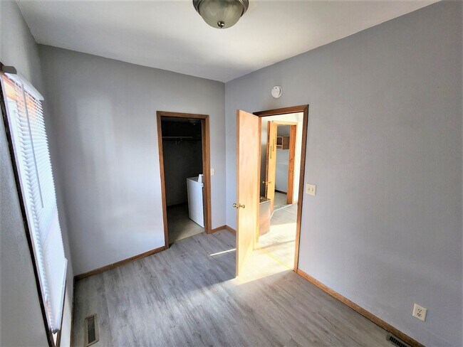 Building Photo - 2 Bed 1 Bath
