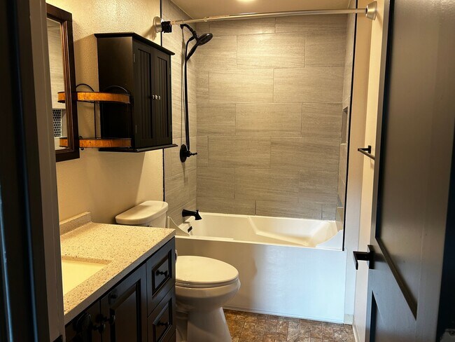 Foto del edificio - 1411 E 1st St