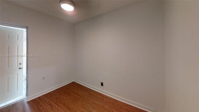 Foto del edificio - 4500 NW 195th St