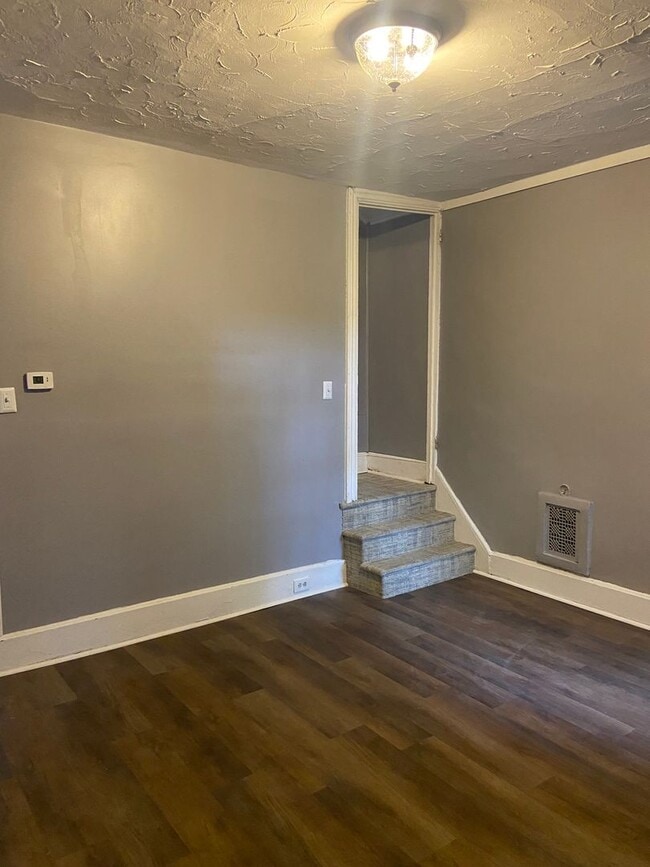 Building Photo - 3 bedroom, 1 bathroom row-house located in...