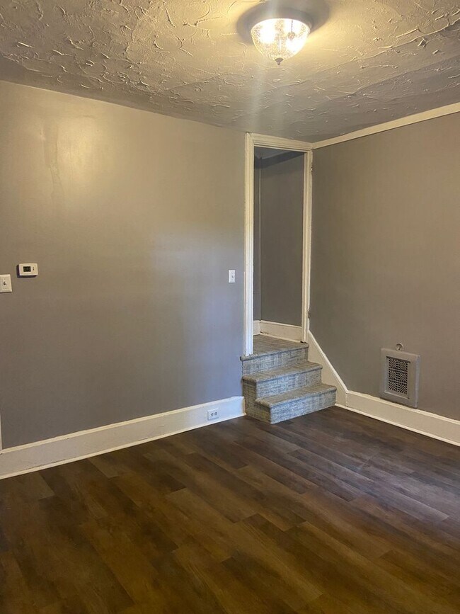 Foto del edificio - 3 bedroom, 1 bathroom row-house located in...