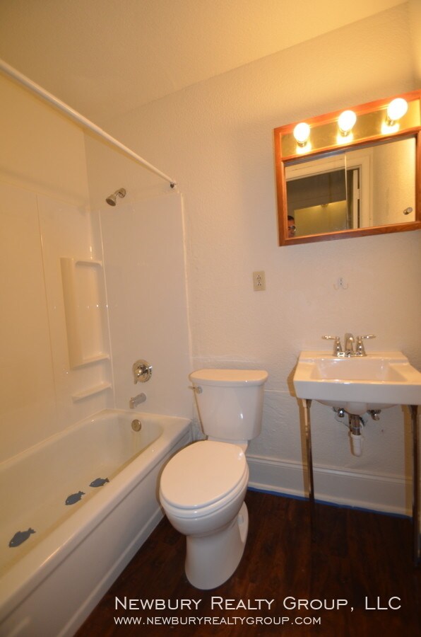 Building Photo - Updated Townhouse - Great Location!