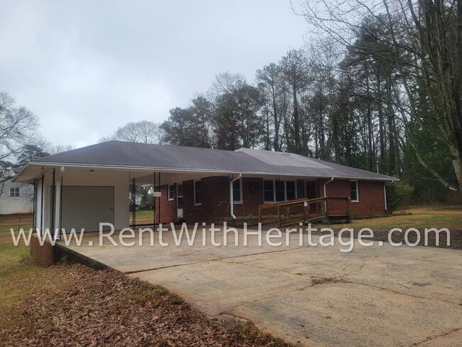 Building Photo - GRAMPA'S BUNGELOW - AWESOME BRICK RANCH WITH FULL UNFINISHED BASEMENT / GREAT LOCATION