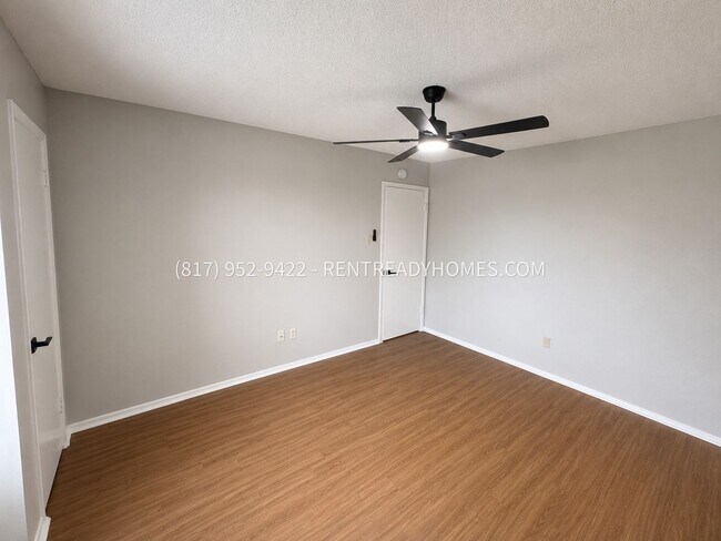 Foto del edificio - 6052 Holiday Ln