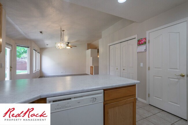 Building Photo - 3 Bed 2 Bath Home in Ivins with Views of Red Mountain