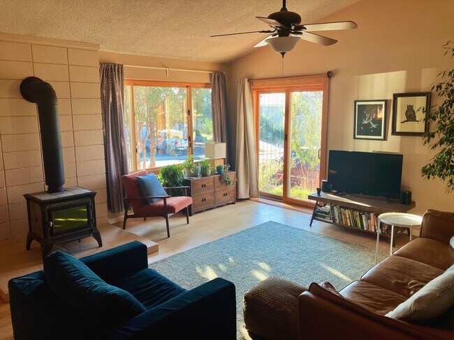 Foto del edificio - Stylish 3BR/2BA Single-Level Home — Lease Takeover