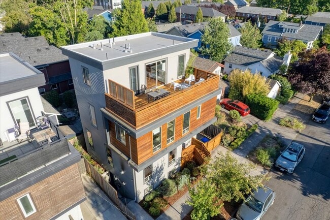 Foto del edificio - $500 off first month's rent! Spacious, light-filled 4-bdrm/3.5-bath home w/ roof deck