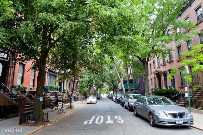 Building Photo - 1 br, 1 bath Apartment - E 49th St 5T Unit 5T
