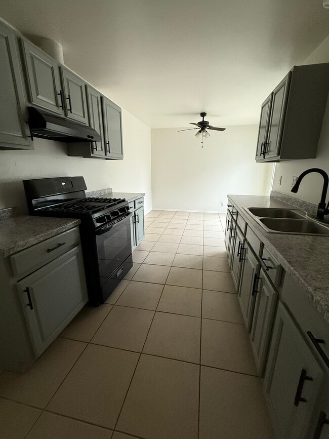 Building Photo - 305-302 N Dwyer Pl