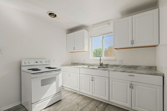 Foto del edificio - 975-977-979 S Lowell Blvd
