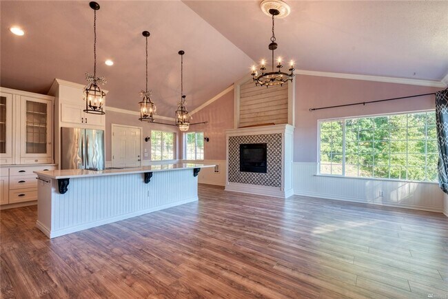Foto del edificio - Spacious 4 bedroom 3 bath 2450sqft Home