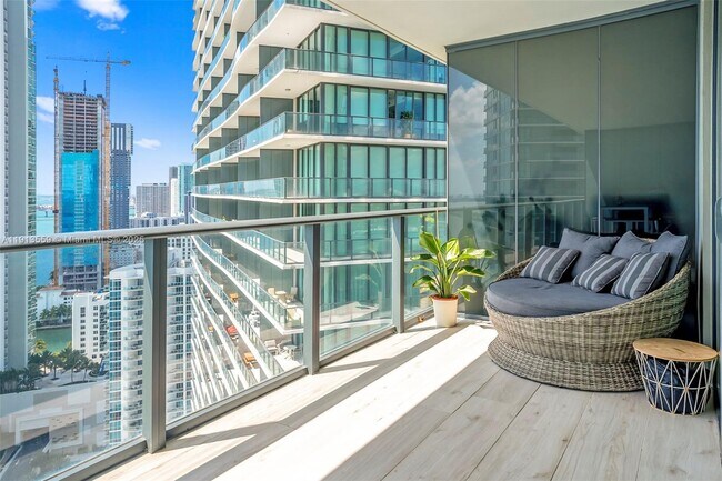 Foto del edificio - 650 NE 32nd St