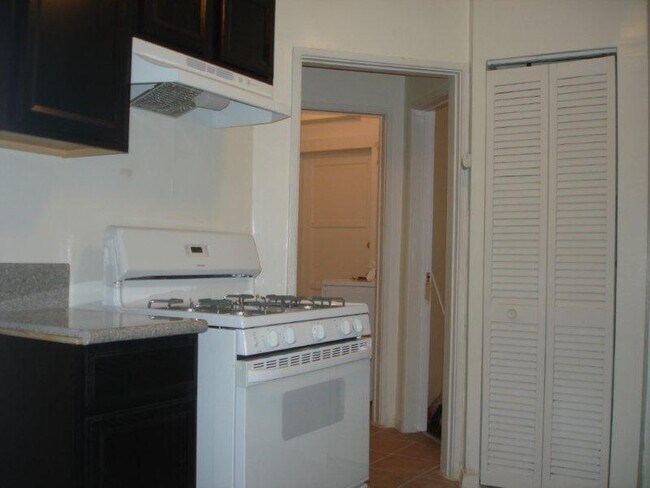 Foto del edificio - 3705 Hughes Ave