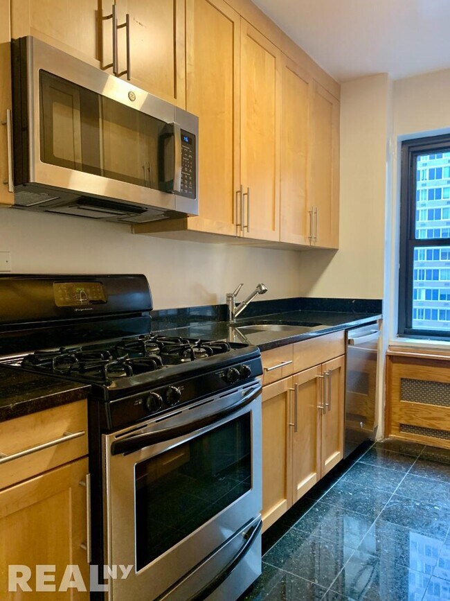 Building Photo - 412 E 55th St