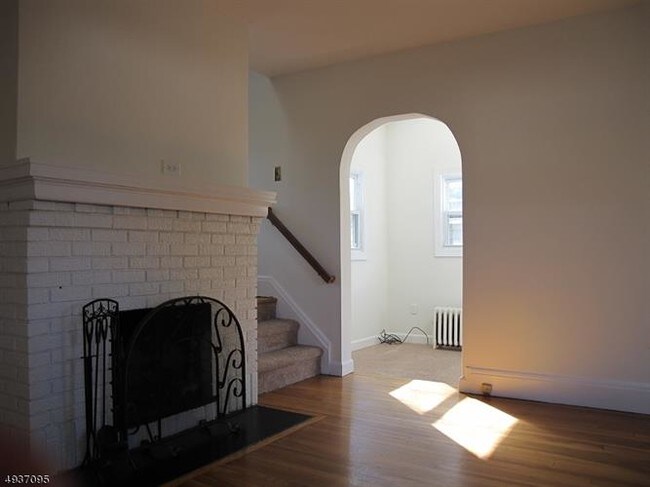 Building Photo - 713 1st St