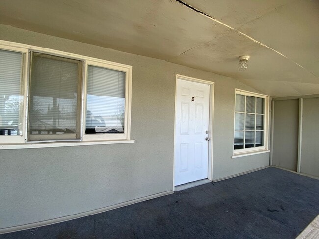 Building Photo - 155 1/2 North #C
