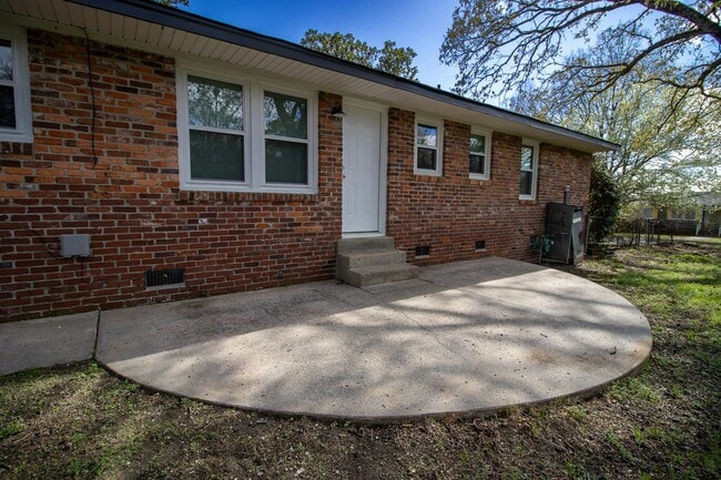 Building Photo - 1515 Sandra Dr