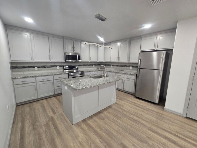 Building Photo - Beautiful 3 Bedroom, 2 Bath, 2 Car Garage Home with Modern Finishes