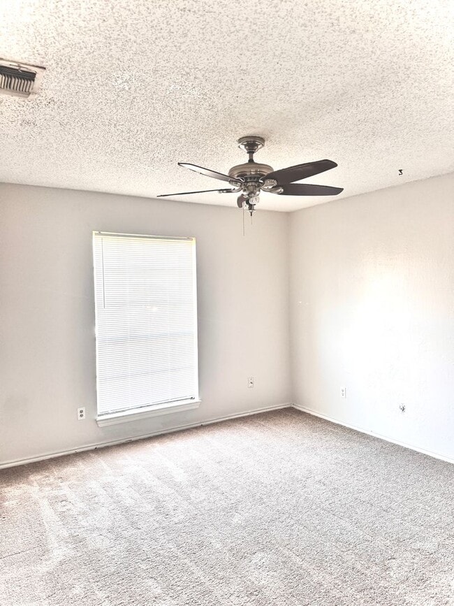 Building Photo - Midway 2/2 duplex