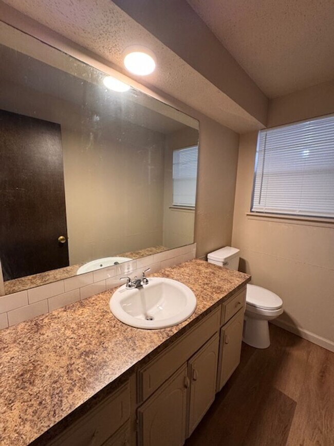 Foto del edificio - All brand new inside! A true 4 bedroom in Moore Schools, no carpet, All luxury vinyl plank!