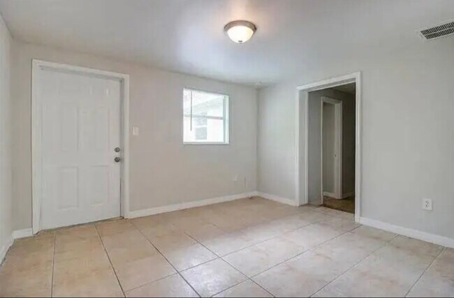 Foto del edificio - 9311 Loras St