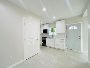 Building Photo - 14210 Sylvan St