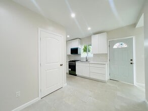 Building Photo - 14210 Sylvan St