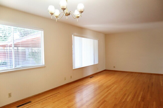 Foto del edificio - Enchanting, roomy home with large yard in Niles-Fremont!