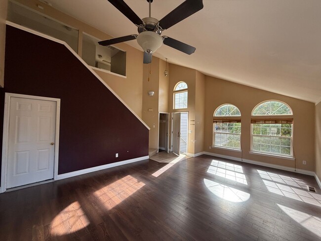 Building Photo - MOVE IN SPECIAL!!! 6 Bedroom Home in Belli...