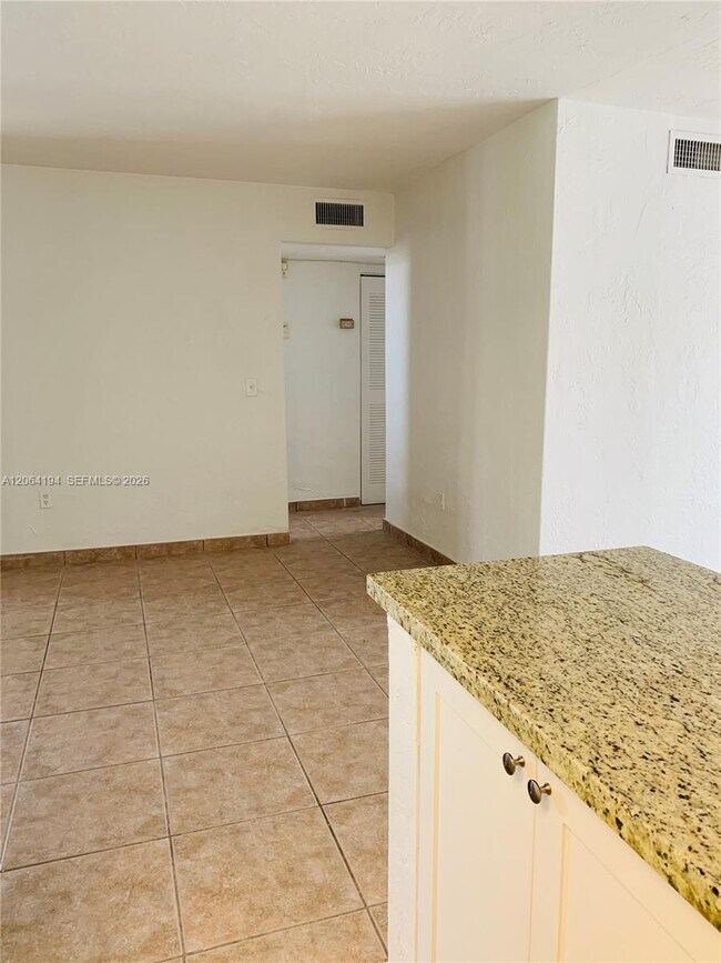 Foto del edificio - 6900 N Kendall Dr