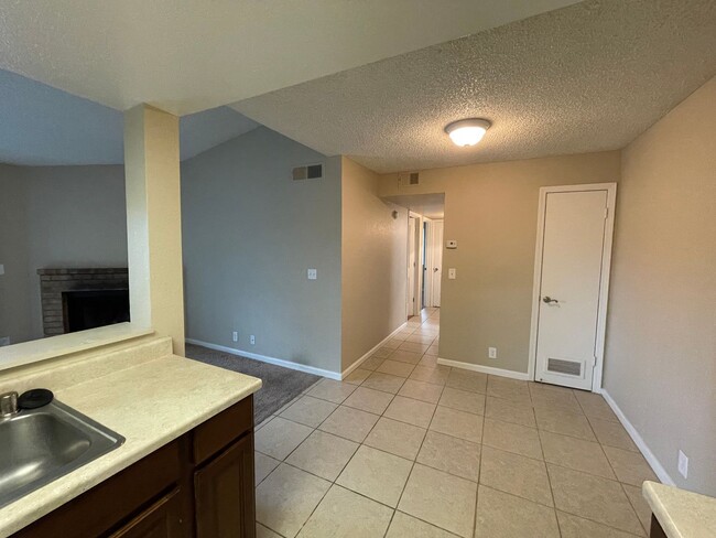 Building Photo - 2 Bedroom and 1 Bathroom South Reno Condo