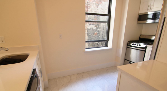 Building Photo - 106 W 69th St