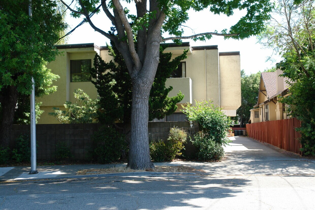 Primary Photo - 816 Highland Ave