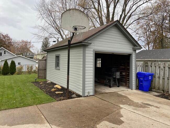 Building Photo - 717 S Fairview St