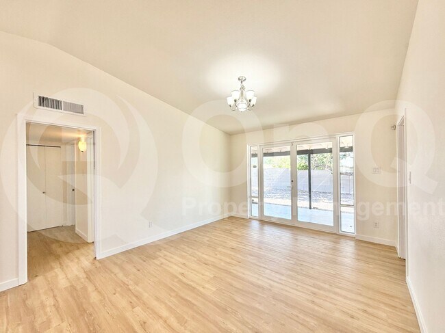 Foto del edificio - 6402 E Holly St