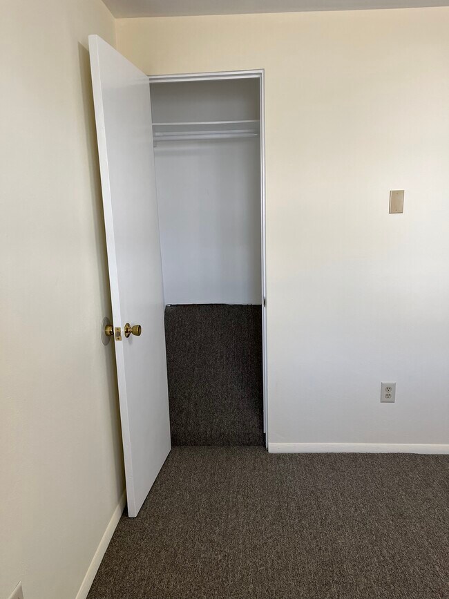 Building Photo - 839 Squires Ave