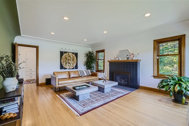 Building Photo - Luxurious and Lightly Furnished 3 Bed Ball...