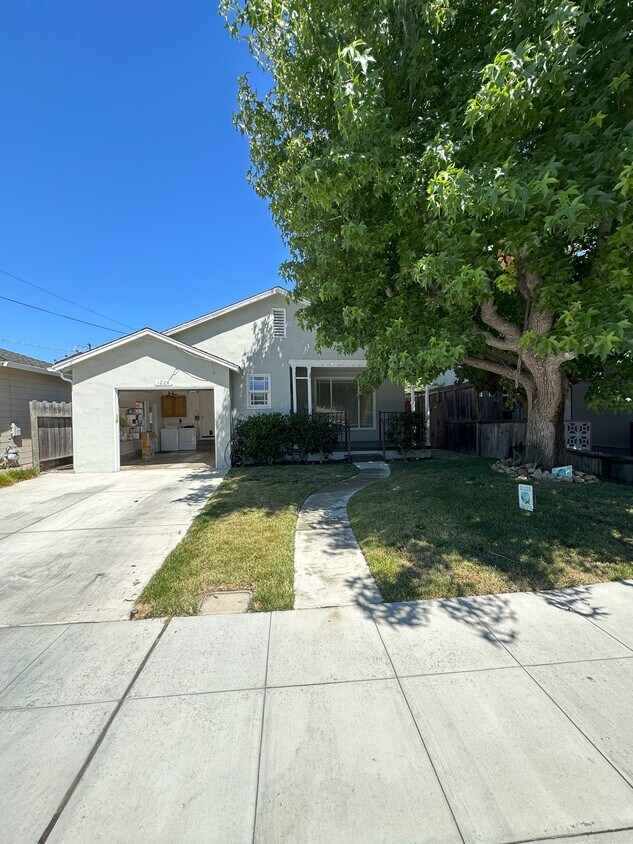 Attached 1 car garage - 1224 Greenwood Ave