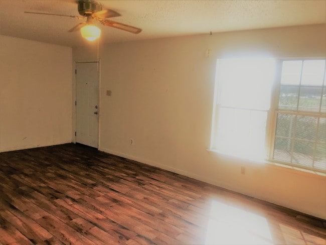 Spacious dining area - 1706 SE 14th St
