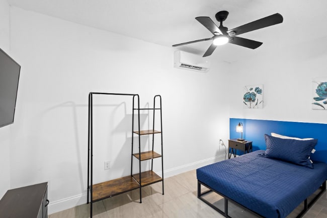 Photo - 1824 Lake St House