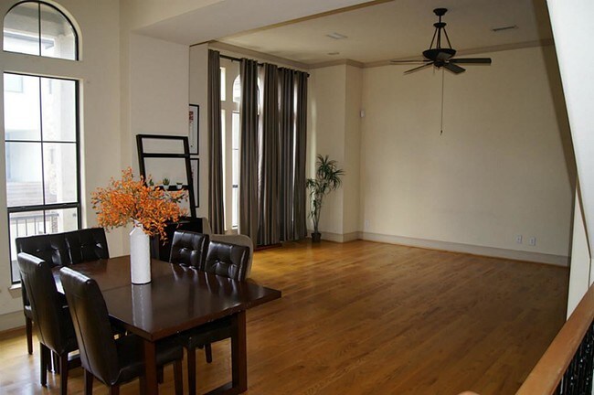 Foto del edificio - 2318 Camden Dr